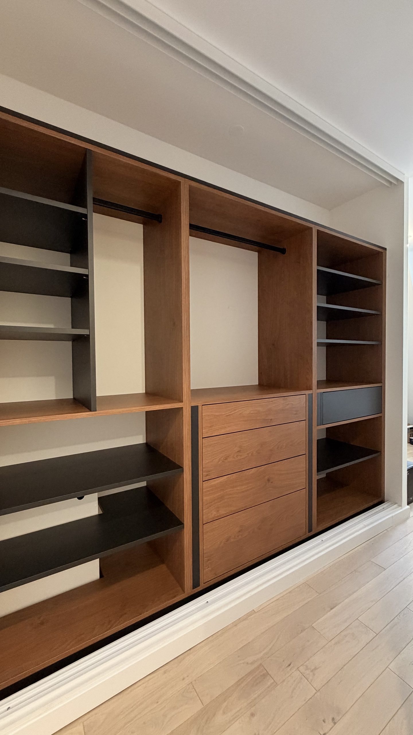 Dressing avec tablettes réglable et tiroirs