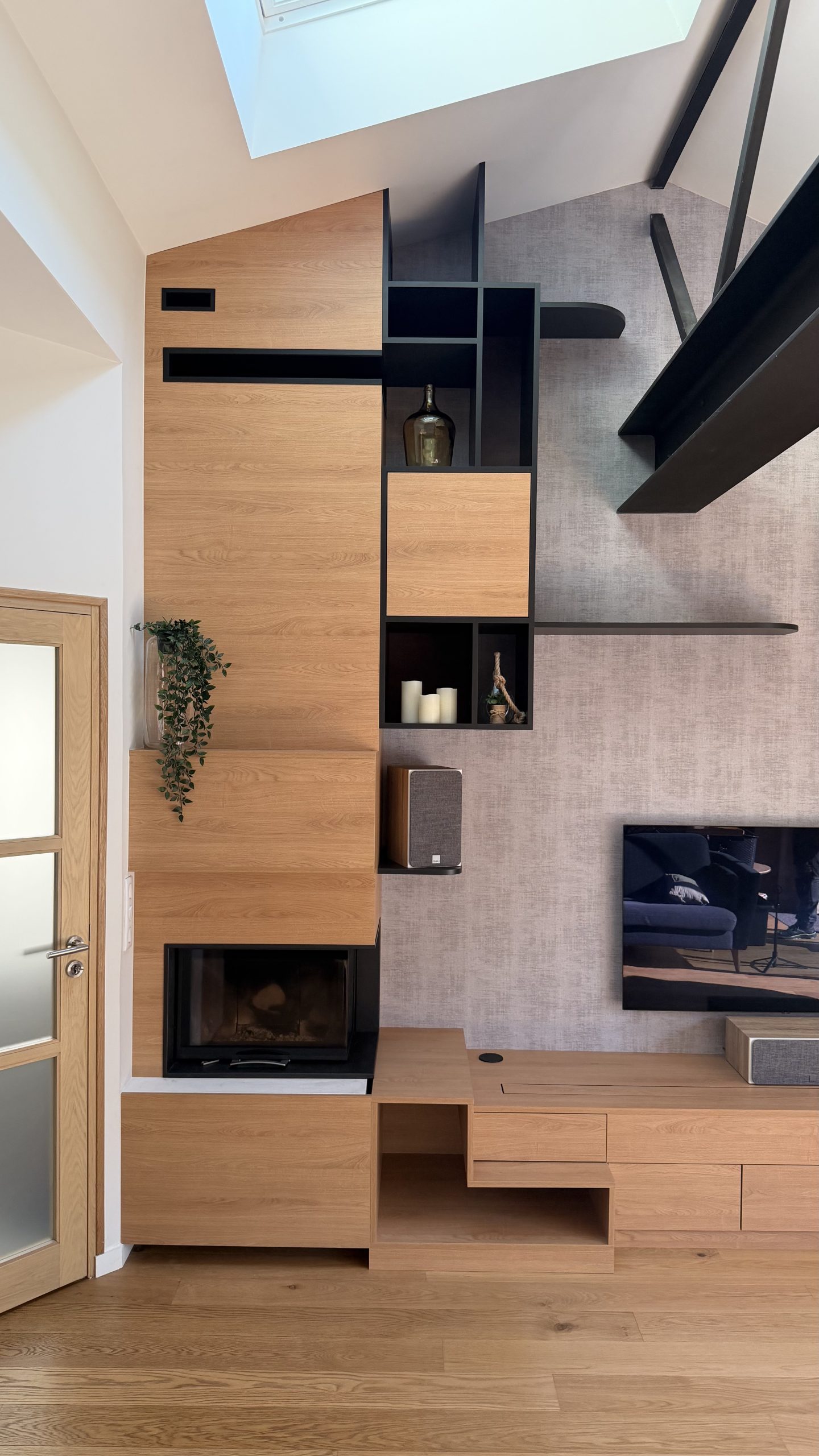 bibliothèque et cheminée