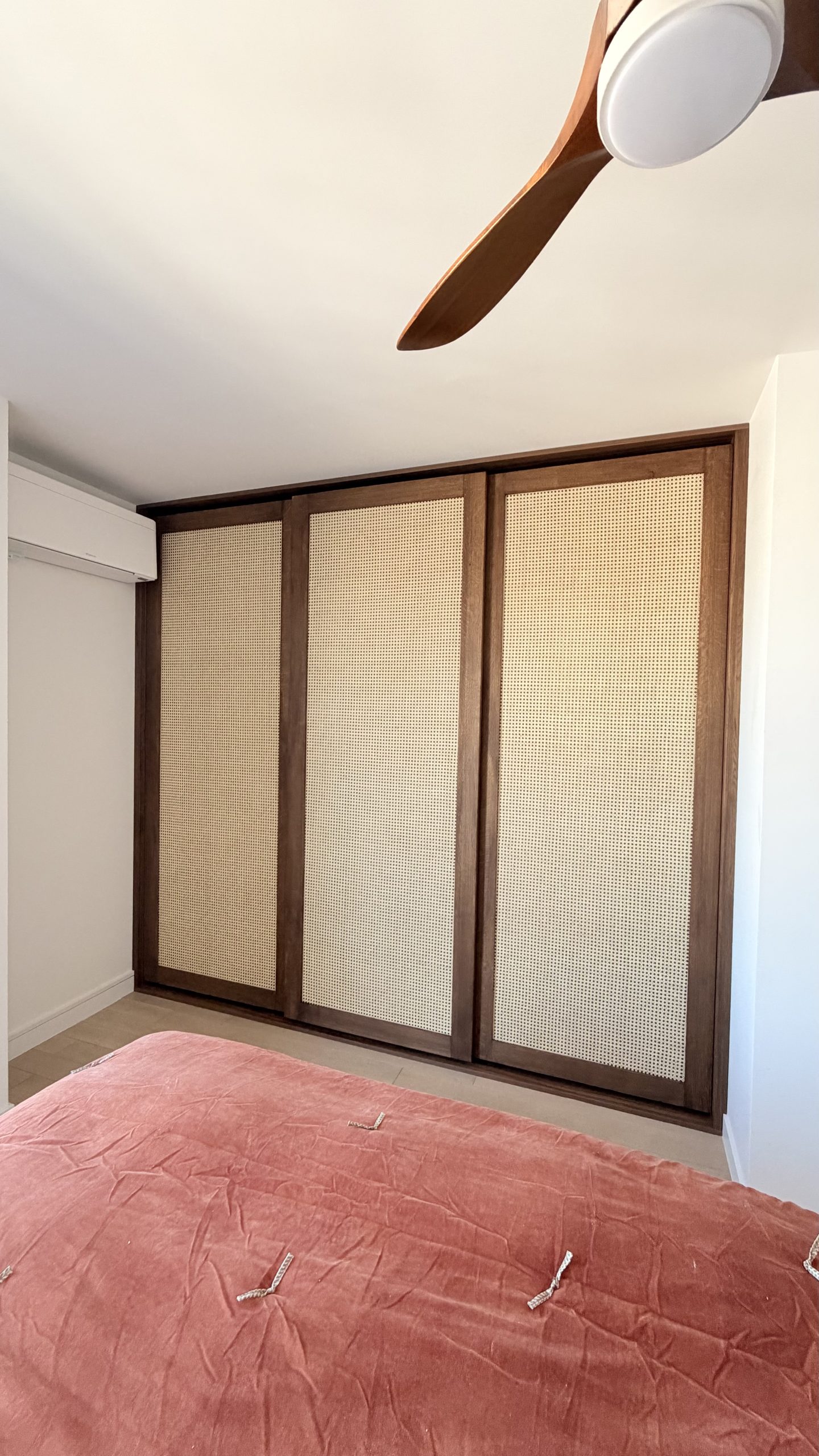 Dressing avec portes coulissantes en cannage