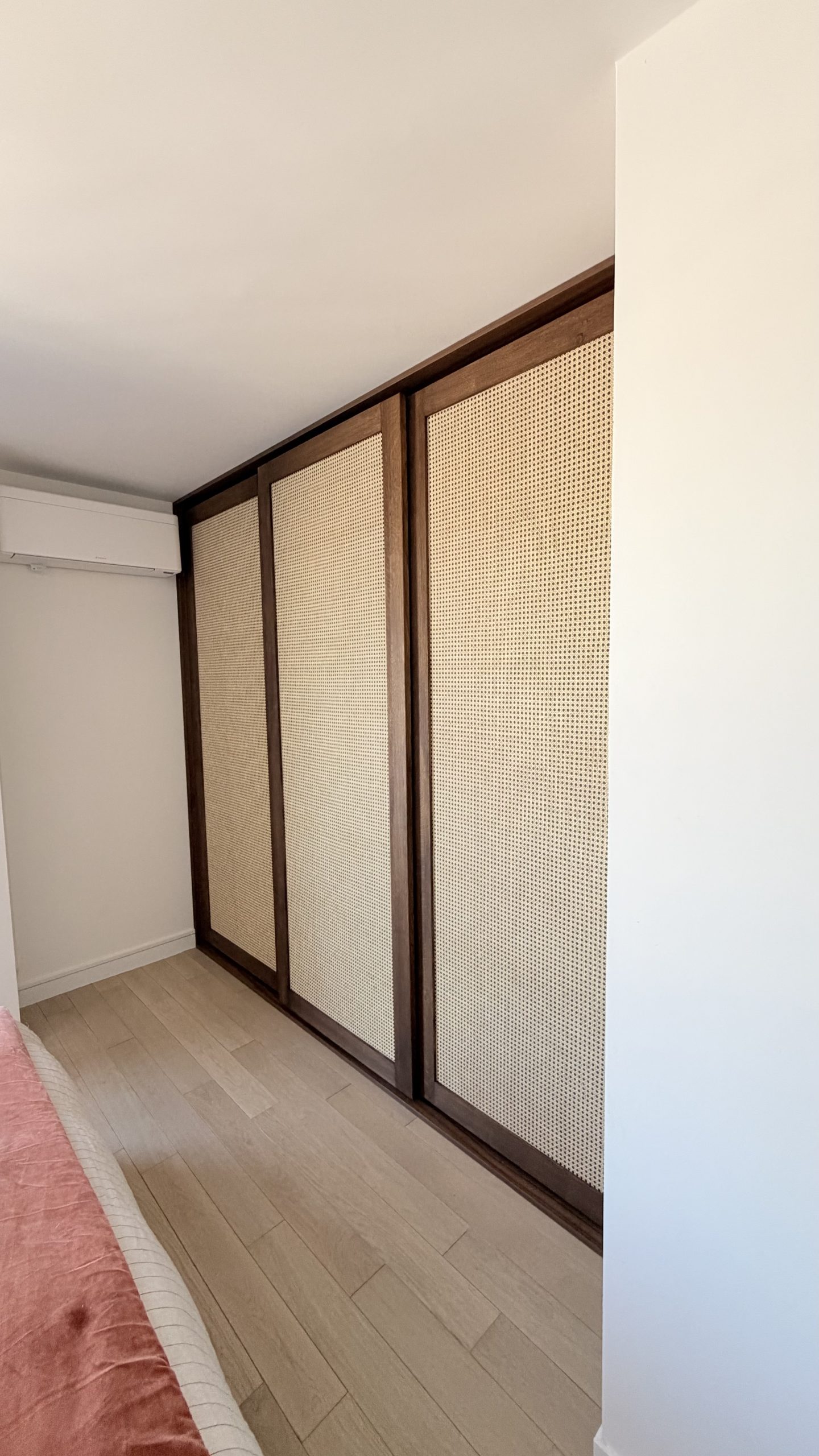 Dressing avec portes coulissantes en cannage