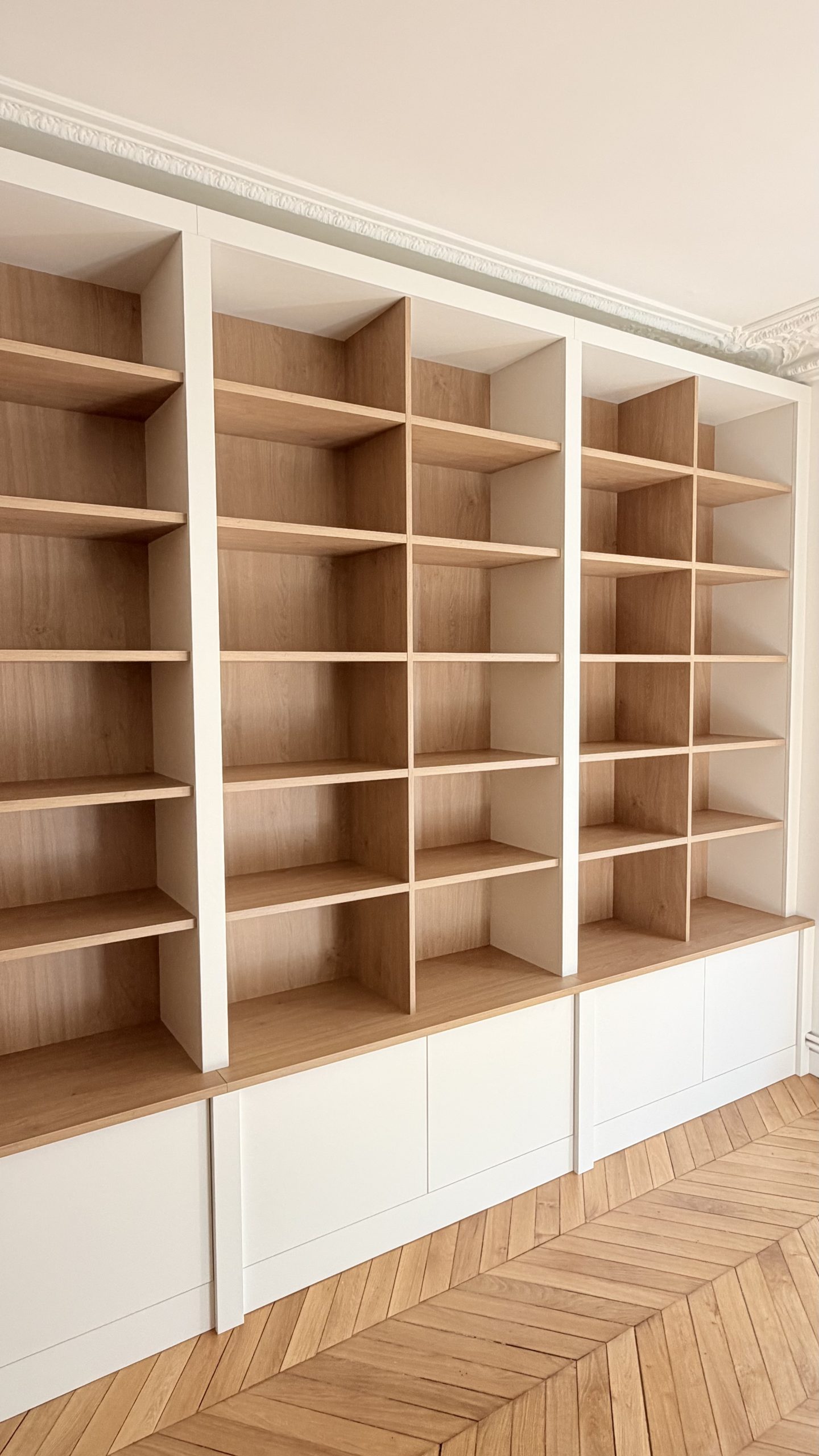 BIBLIOTHÈQUE VUE DE DROITE